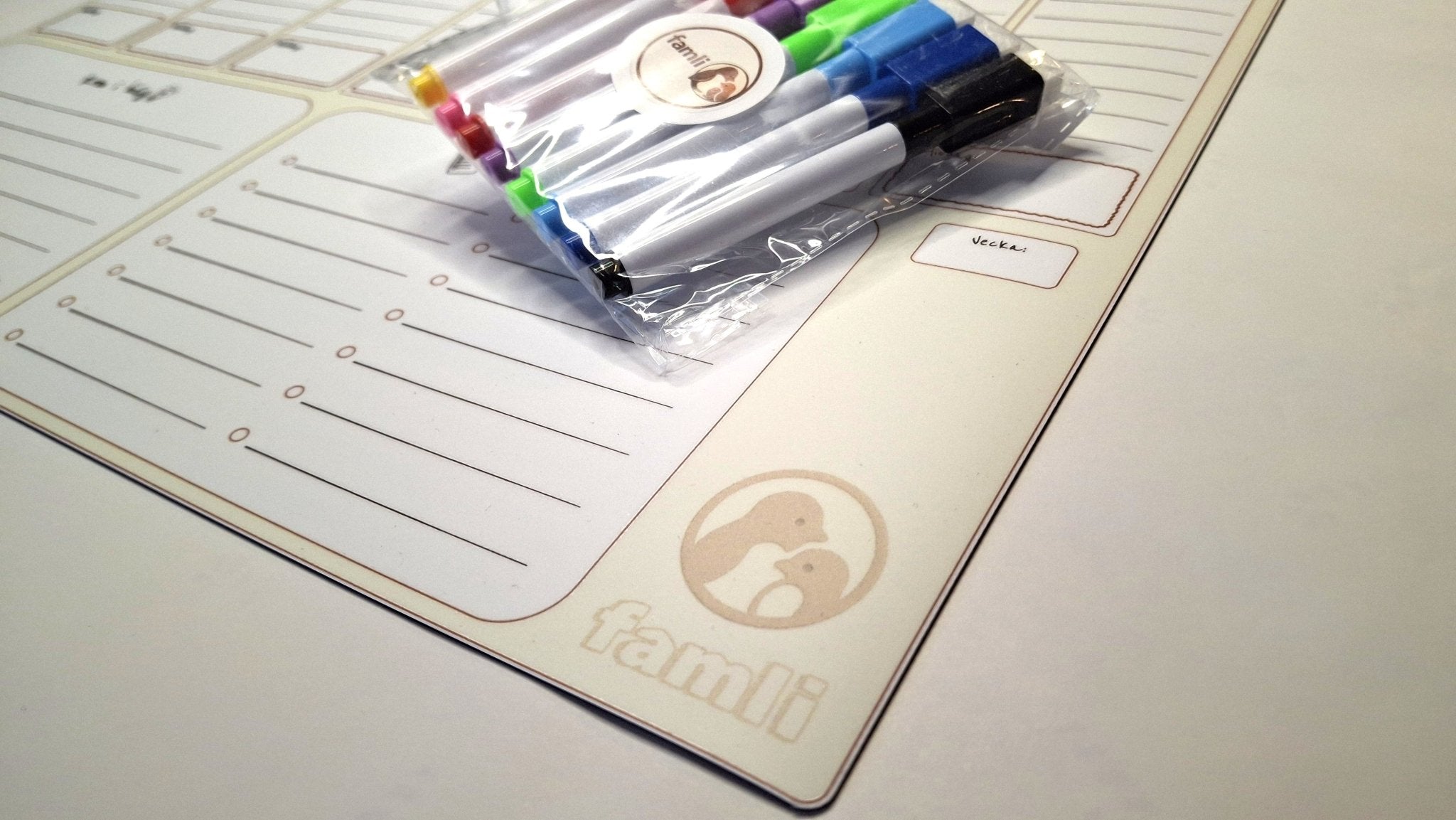 FamliBoard - Magnetisk Veckoplanerare och 8 st pennor. Fri frakt! - Famli Board